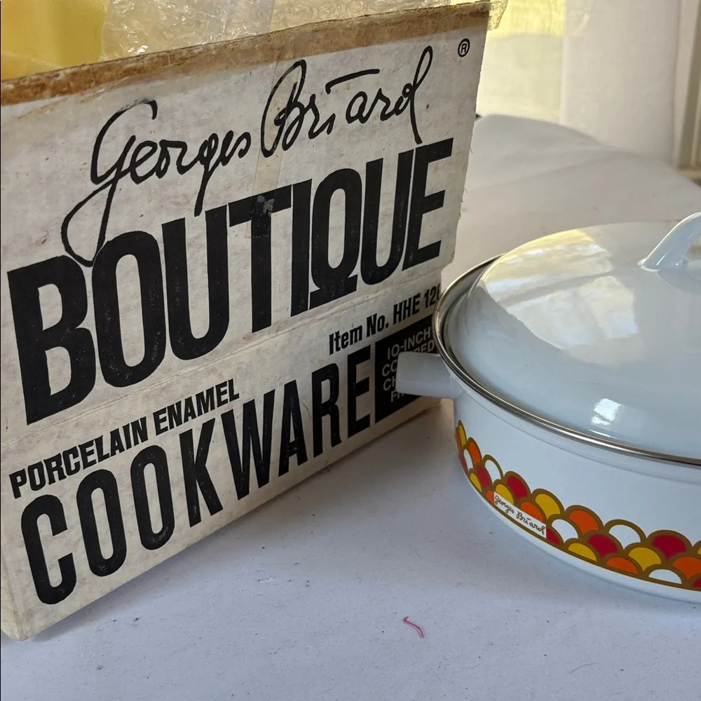 Georges Briard Boutique Vintage/Unused Porcelain Enamel 10” Lidded Chicken Fryer